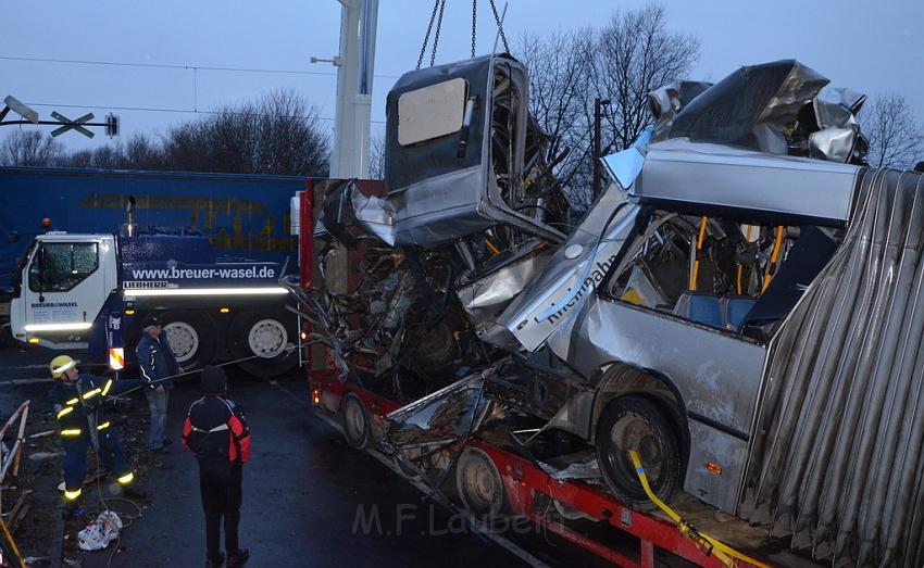 Schwerer VU Bus Zug Düsseldorf P487.JPG